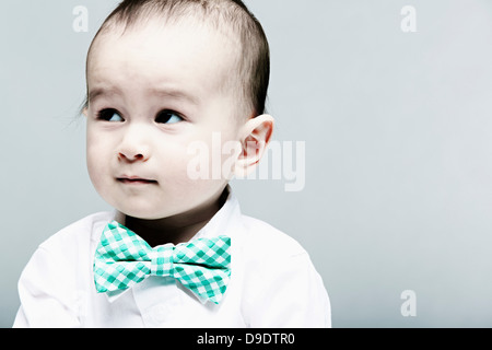 Portrait of baby boy wearing shirt et chapeau Banque D'Images