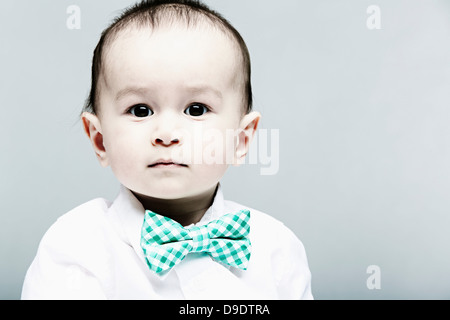 Portrait of baby boy wearing shirt et chapeau Banque D'Images