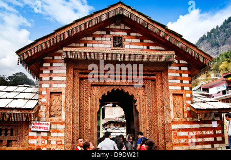 Les touristes dans un temple, Temple Vashisht, Manali, Himachal Pradesh, Inde Banque D'Images