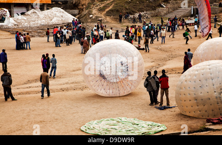 Les touristes et les parachutes dans un lieu de villégiature, Manali, Himachal Pradesh, Inde Banque D'Images