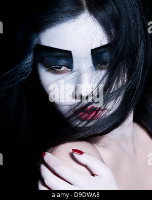 Jeune femme avec le fard à paupières noir, maquillage dramatique Banque D'Images