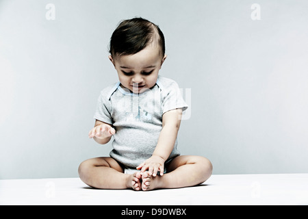 Portrait of baby boy wearing gilet bébé gris Banque D'Images