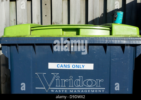 Une gestion des déchets Viridor tin can bac de recyclage. Banque D'Images