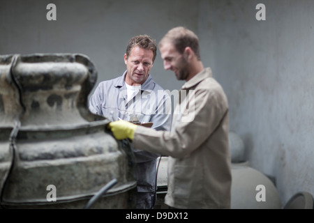 Mettre sur le faisceau de grands vases Banque D'Images