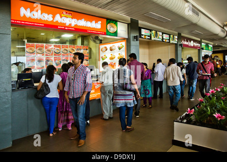 Les gens à l'aire de restauration dans un centre commercial, Avenue Express, Chennai, Tamil Nadu, Inde Banque D'Images