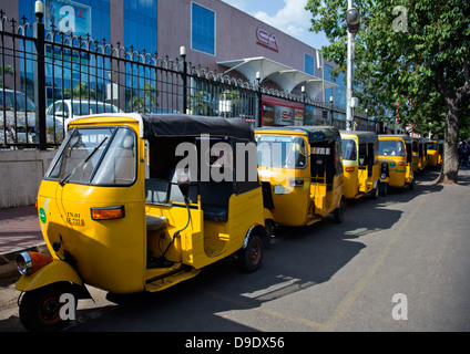 Pousse-pousse automatique garé en face d'un centre commercial, Avenue Express, Chennai, Tamil Nadu, Inde Banque D'Images