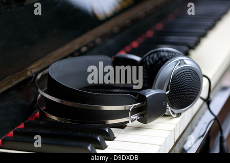 Clavier de piano avec des écouteurs pour la musique Banque D'Images