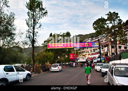 Voitures garées sur la route, Uttarakhand, Inde, Nainital Banque D'Images