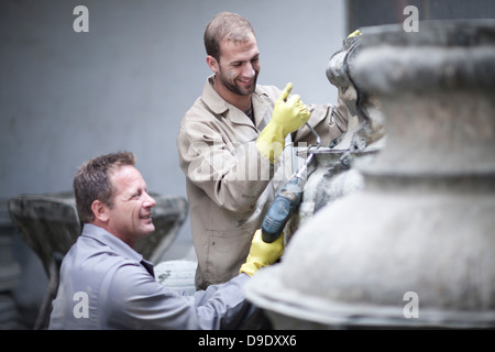 Mettre sur le faisceau de grands vases Banque D'Images