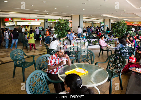 Les gens à l'aire de restauration dans un centre commercial, Avenue Express, Chennai, Tamil Nadu, Inde Banque D'Images