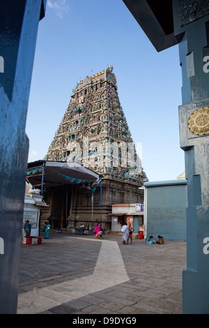 Les touristes au temple de Kapaleeshwara, Mylapore, Chennai, Tamil Nadu, Inde Banque D'Images