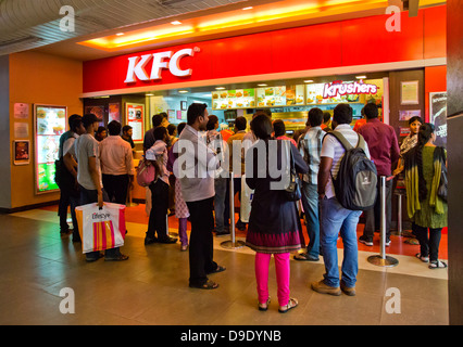 Les gens à l'aire de restauration dans un centre commercial, Avenue Express, Chennai, Tamil Nadu, Inde Banque D'Images