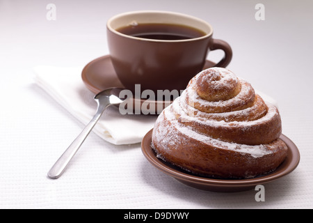 Petit-déjeuner continental avec du thé chaud et sucré Bun Banque D'Images