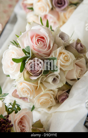 Se marier au Royaume-Uni - un bouquet de mariée de fleurs roses Banque D'Images