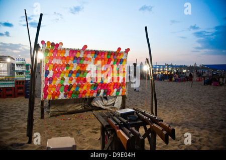 Fusils à Air Balloon cibles à un étal sur la plage, Chennai, Tamil Nadu, Inde Banque D'Images