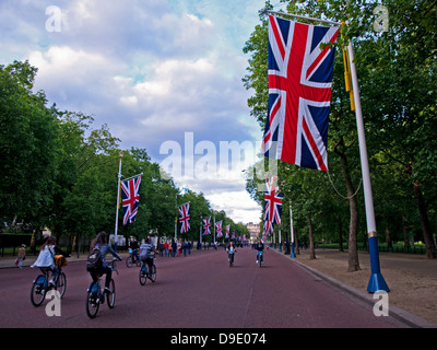 Drapeaux de l'Union décorent le Mall, City of Westminster, London, England, United Kingdom Banque D'Images