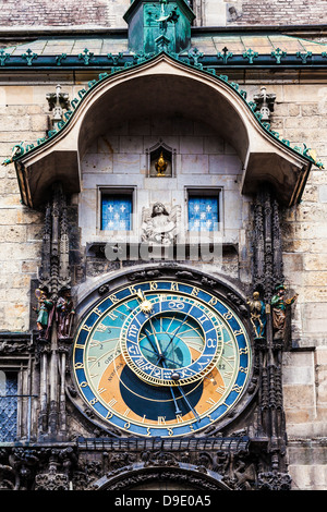 L'horloge astronomique de Prague (Pražský Orloj ou orloj) sur la ville (Town) située sur la place de la Vieille Ville à Prague, en République tchèque. Banque D'Images