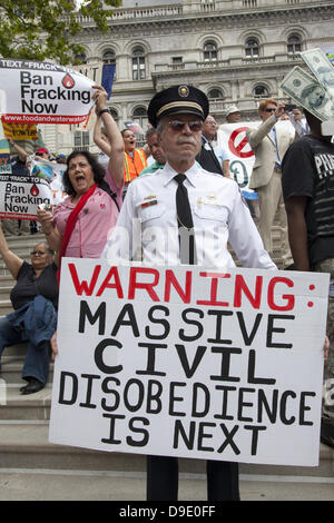 New York, USA. 17 juin 2013 : Des milliers de personnes se sont rendus à l'État de New York State Capitol de partout pour dire à Gov. Andrew Cuomo pour l'interdiction de la fracturation hydraulique (FRACKING) et faire bon sur sa promesse pour l'énergie durable une priorité de son administration. Le mouvement de lutte contre la fracturation hydraulique est de plus en plus chaque jour que la vérité sur les dangers de la fracturation apparaissent et que le gaz est un palliatif à court terme à l'avenir énergétique de l'Amérique et que la fracturation hydraulique est un sale et destructrice de la technologie. Crédit : David Grossman/Alamy Live News Banque D'Images