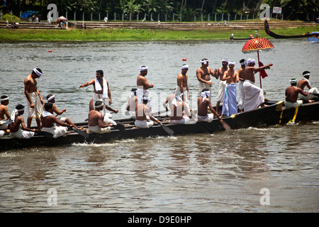 Snake boat race sur Pampa fleuve à Onam Festival, Aranmula, Kerala, Inde Banque D'Images
