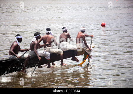 Snake boat race sur Pampa fleuve à Onam Festival, Aranmula, Kerala, Inde Banque D'Images