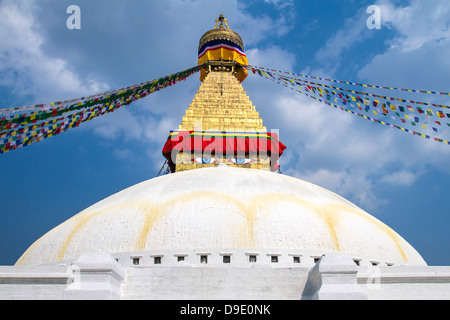 Sanctuaire bouddhiste Bouddha Stupa Boudhanath avec sagesse les yeux et priant de drapeaux à Katmandou, Népal Banque D'Images