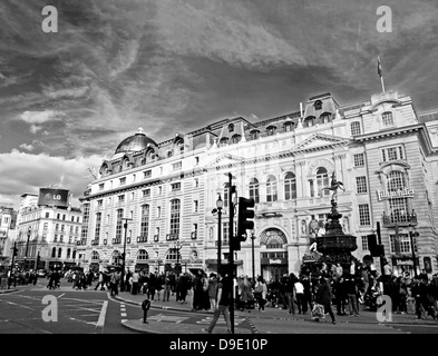 Avis de Piccadilly Circus montrant la statue d'Eros, West End, City of Westminster, London, England, United Kingdom Banque D'Images