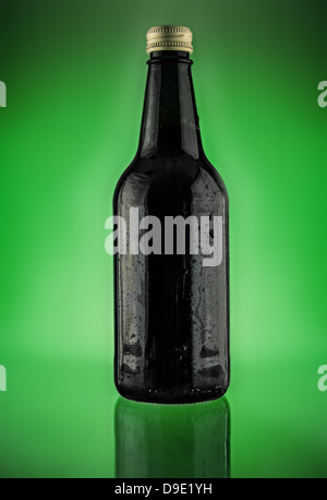Bouteille photographié sur un fond vert lumineux Banque D'Images