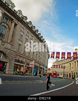 Vue de la rue Regent showing display pourpre et or des drapeaux pour célébrer le 60e anniversaire du couronnement de la Reine de Banque D'Images