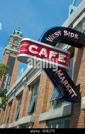 Enseigne au néon CAFÉ MARCHÉ CÔTÉ OUEST CLEVELAND OHIO USA Banque D'Images