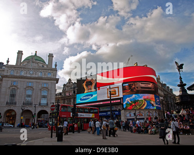 Avis de Piccadilly Circus montrant la statue d'Eros, West End, City of Westminster, London, England, United Kingdom Banque D'Images