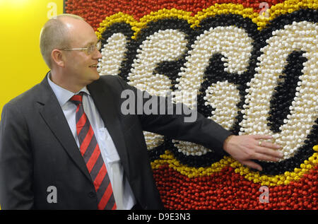 Kladno, République tchèque, le 18 juin 2013. La société danoise LEGO étend son usine de Kladno pour plus de 48 000 mètres carré et augmentera la capacité de production de 30 pour cent. L'investissement pourrait s'élever à 1,4 milliards de dollars. Dans de nouvelles installations trouver un emploi près de 800 personnes. Troisième plus grand fabricant de jouets veut commencer la construction cet automne. La première nouvelle usine va ouvrir l'année prochaine et un autre en 2015, président de l'usine de Kladno Carsten Rasmussen a dit. Carsten Rasmussen est vu à Kladno, République tchèque, le 18 juin 2013. Photo : CTK/Alamy Live News Banque D'Images