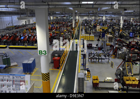 Kladno, République tchèque, le 18 juin 2013. La société danoise LEGO étend son usine de Kladno pour plus de 48 000 mètres carré et augmentera la capacité de production de 30 pour cent. L'investissement pourrait s'élever à 1,4 milliards de dollars. Dans de nouvelles installations trouver un emploi près de 800 personnes. Troisième plus grand fabricant de jouets veut commencer la construction cet automne. La première nouvelle usine va ouvrir l'année prochaine et un autre en 2015, président de l'usine de Kladno Carsten Rasmussen a dit. L'usine Lego est vu à Kladno, République tchèque, le 18 juin 2013. Photo : CTK/Alamy Live News Banque D'Images