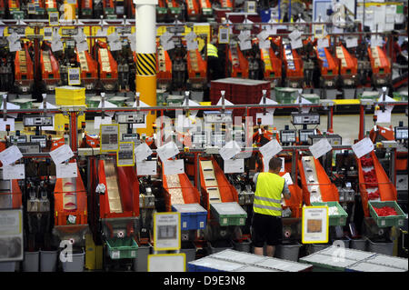 Kladno, République tchèque, le 18 juin 2013. La société danoise LEGO étend son usine de Kladno pour plus de 48 000 mètres carré et augmentera la capacité de production de 30 pour cent. L'investissement pourrait s'élever à 1,4 milliards de dollars. Dans de nouvelles installations trouver un emploi près de 800 personnes. Troisième plus grand fabricant de jouets veut commencer la construction cet automne. La première nouvelle usine va ouvrir l'année prochaine et un autre en 2015, président de l'usine de Kladno Carsten Rasmussen a dit. L'usine Lego est vu à Kladno, République tchèque, le 18 juin 2013. Photo : CTK/Alamy Live News Banque D'Images