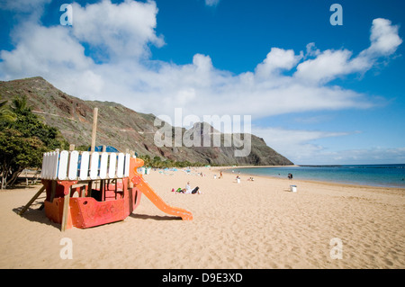 L'homme a fait de sable blanc de la plage Playa de Las Teresitas Teneriffe Tenerife Canaries Espagnol Island resort destination ho Banque D'Images