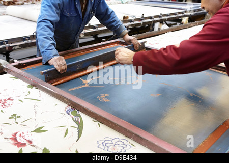 Deux hommes en sérigraphie textile factory Banque D'Images