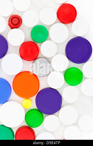 Bouchons en plastique colorés en blanc isolé Banque D'Images