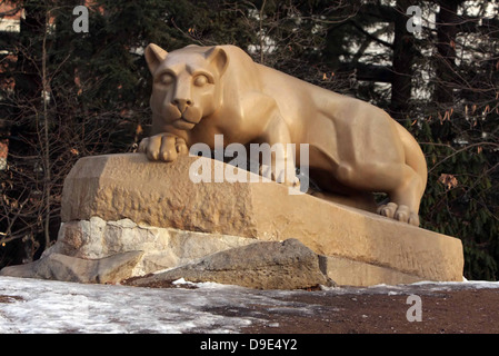 PENNSYLVANIA STATE UNIVERSITY THE NITTANY LION CULTE STONE PENN STATE POU HAPPY VALLEY CENTRE COMTÉ, neige, hiver Banque D'Images