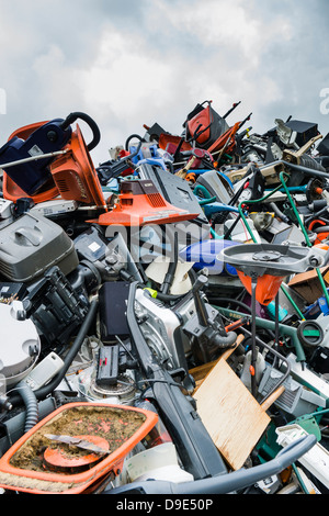 Un tas de ferraille rebutée jetés junked tondeuses, électroménager en attente de recyclage, UK Banque D'Images