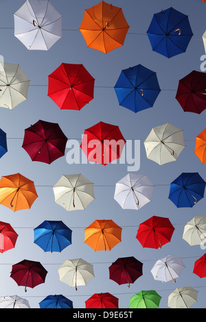 Parasols contre le ciel pour la journée d'Ataturk, Kaleici, Antalya, Turquie Banque D'Images