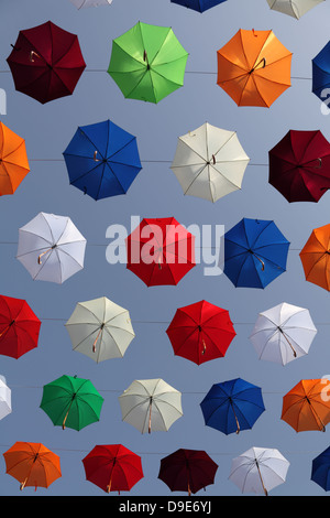 Parasols contre le ciel pour la journée d'Ataturk, Kaleici, Antalya, Turquie Banque D'Images