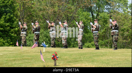 Les membres de l'armée d'un incendie à la célébration de la Journée commémorative annuelle le 27 mai 2012 à Arborcrest Memorial Park dans une Ann Banque D'Images