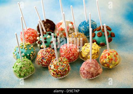 Le chocolat blanc cake pops. Recette disponible.. Banque D'Images