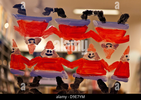 Décorations de Noël sur la fenêtre dans une école maternelle. Banque D'Images