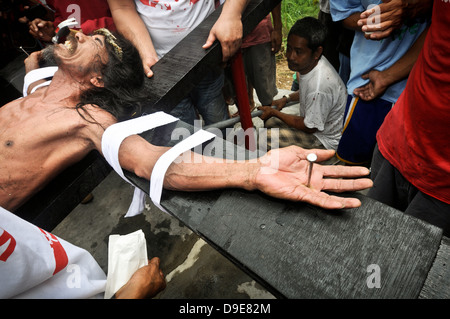 Les célébrations de Pâques, y compris du vrai crucifixions, à San Fernando, Philippines Banque D'Images