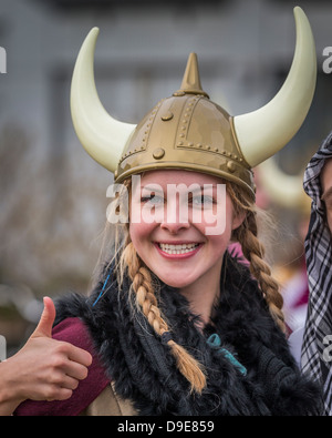Les élèves s'habiller pour fêter son diplôme de secondaire, connu comme Dimitering personnalisés ou Dimmison, Reykjavik, Islande Banque D'Images