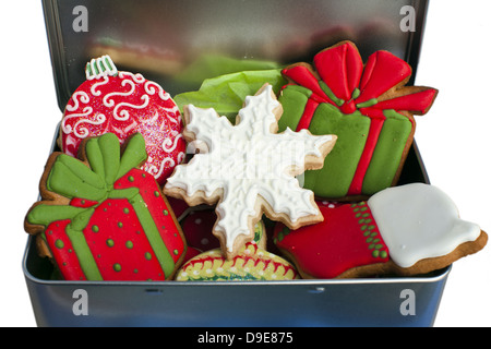 Jolie boîte remplie de cookies de Noël glacé isolé sur blanc. Banque D'Images