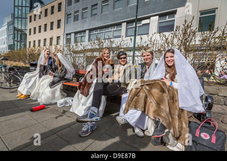 Les élèves s'habiller pour fêter son diplôme de secondaire, connu comme Dimitering personnalisés ou Dimmison, Reykjavik, Islande Banque D'Images