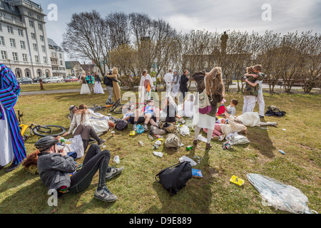 Les élèves s'habiller pour fêter son diplôme de secondaire, connu comme Dimitering personnalisés ou Dimmison, Reykjavik, Islande Banque D'Images