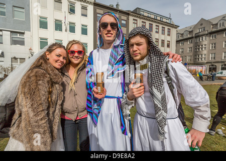 Les élèves s'habiller pour fêter son diplôme de secondaire, connu comme Dimitering personnalisés ou Dimmison, Reykjavik, Islande Banque D'Images