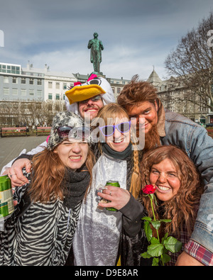 Les élèves s'habiller pour fêter son diplôme de secondaire, connu comme Dimitering personnalisés ou Dimmison, Reykjavik, Islande Banque D'Images